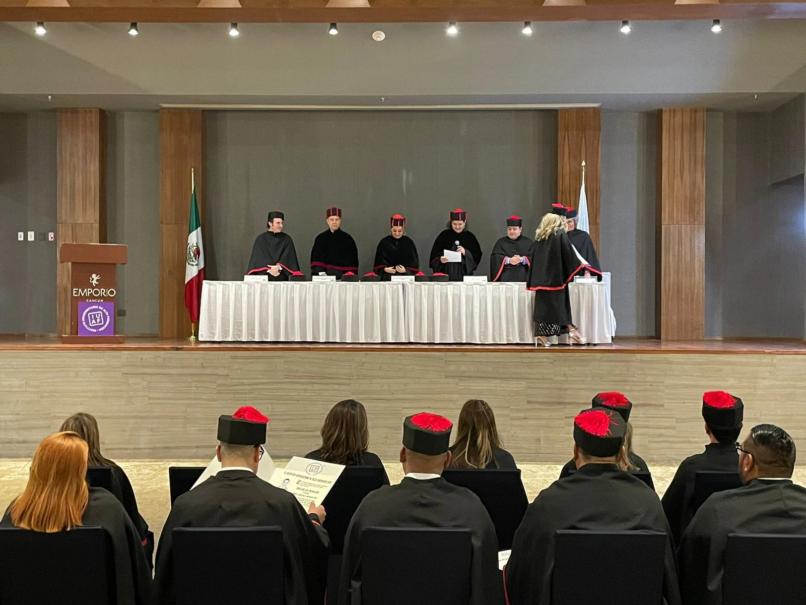 Ceremonia de graduación de IUAF, con las autoridades académicas en el presídium y los egresados en primera fila