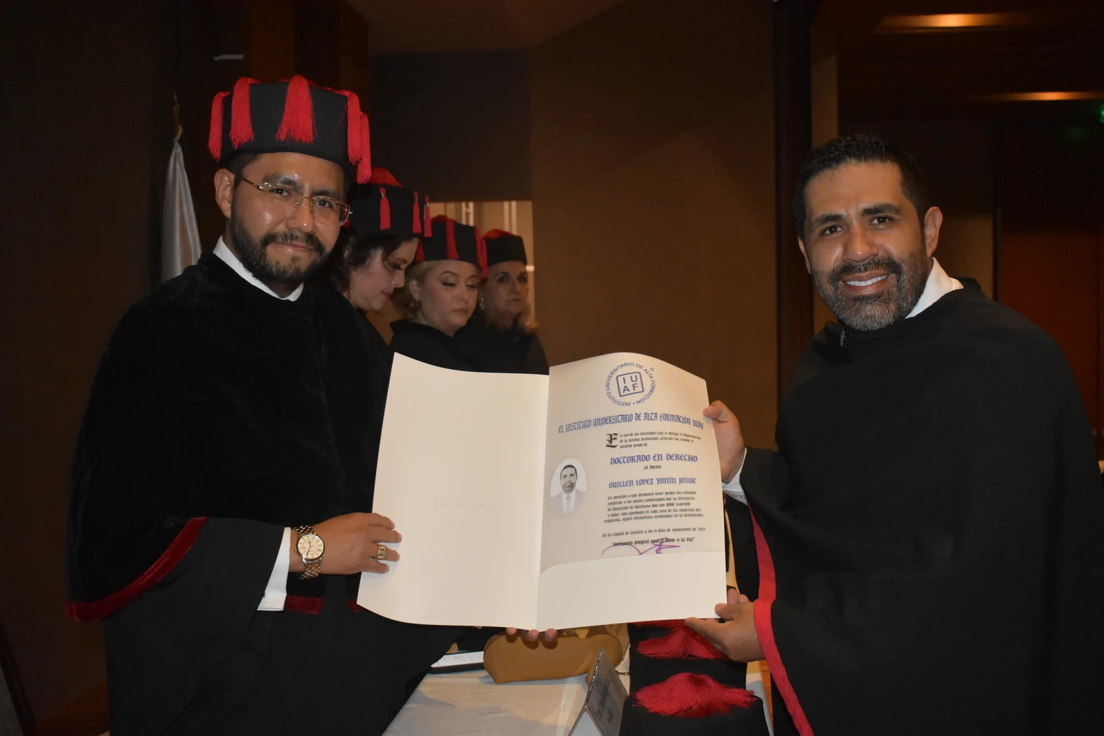Un egresado de IUAF recibe su diploma durante la ceremonia de graduación