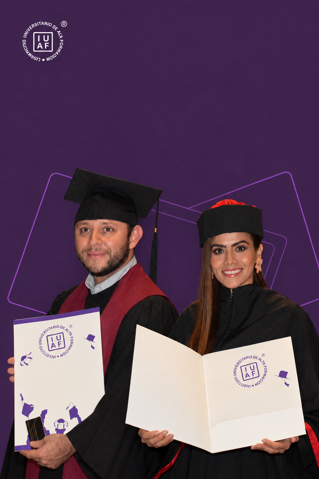 Un egresado y una egresada de IUAF muestran sus diplomas