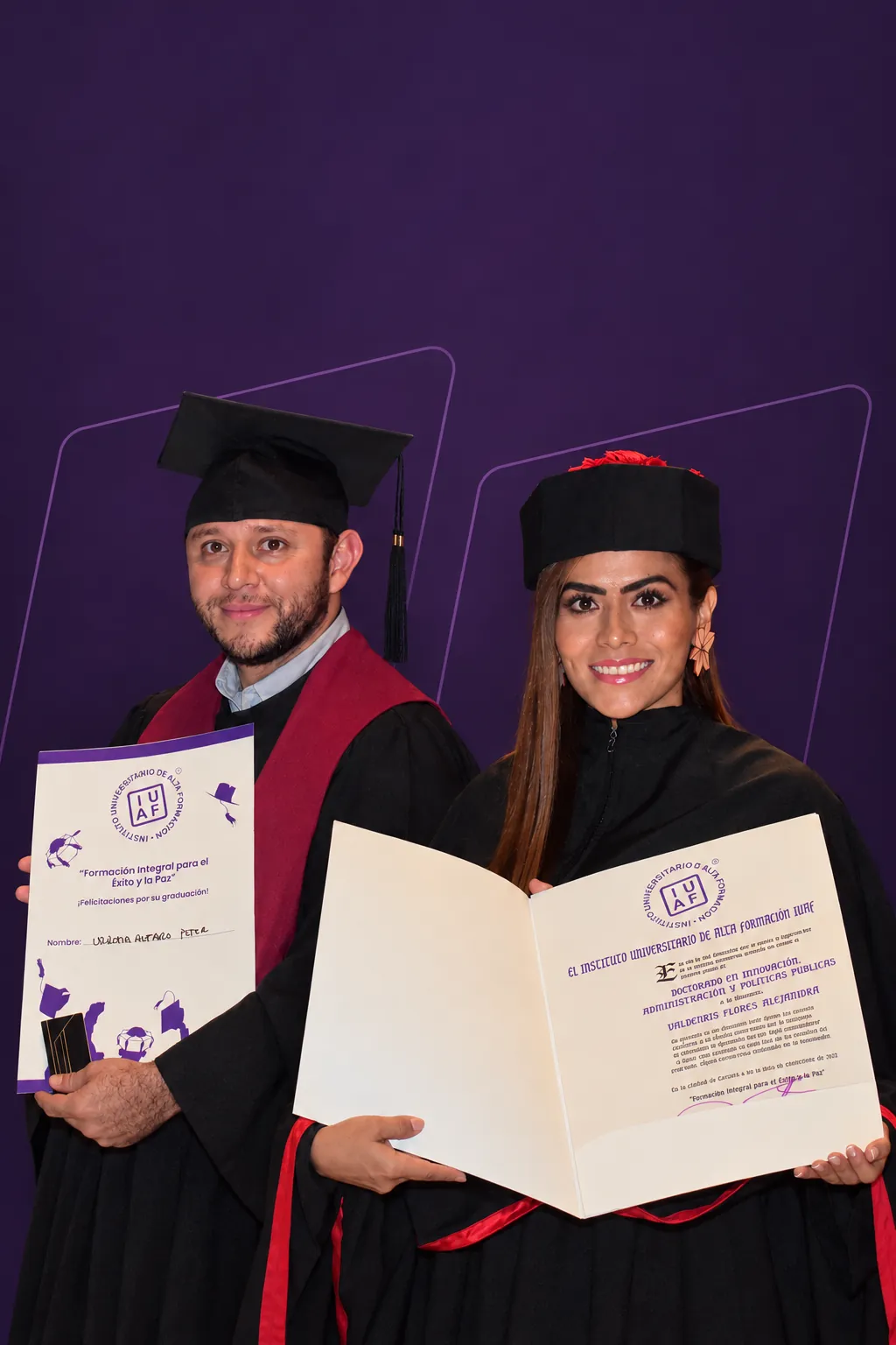 Un egresado y una egresada de IUAF muestran sus diplomas
