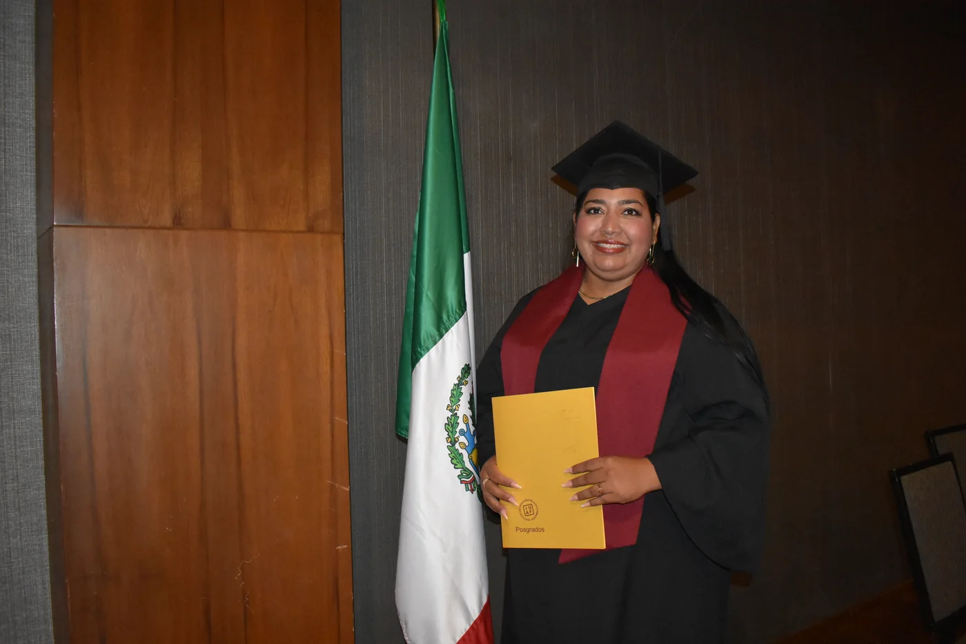 Graduada IUAF recibe su birrete durante la ceremonia