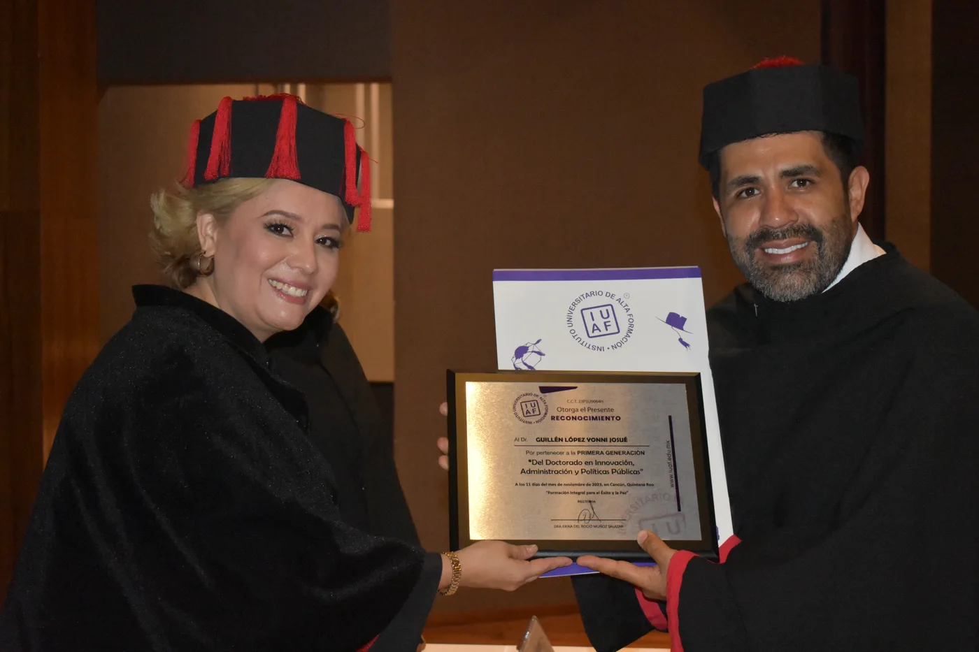 Celebración de un logro académico con diploma IUAF