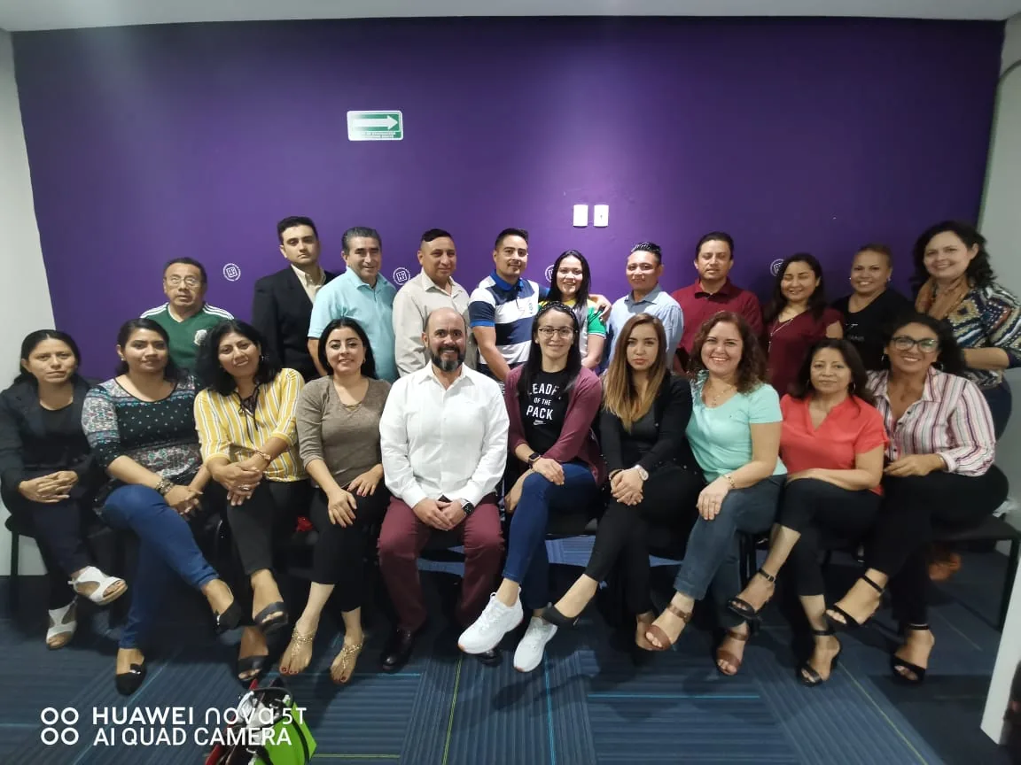 Estudiantes y docentes IUAF reunidos durante una clase presencial en Cancún