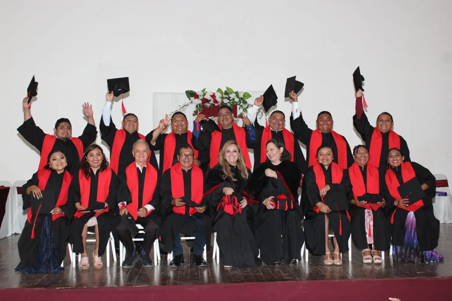 Egresados IUAF celebran en comunidad con los birretes en alto