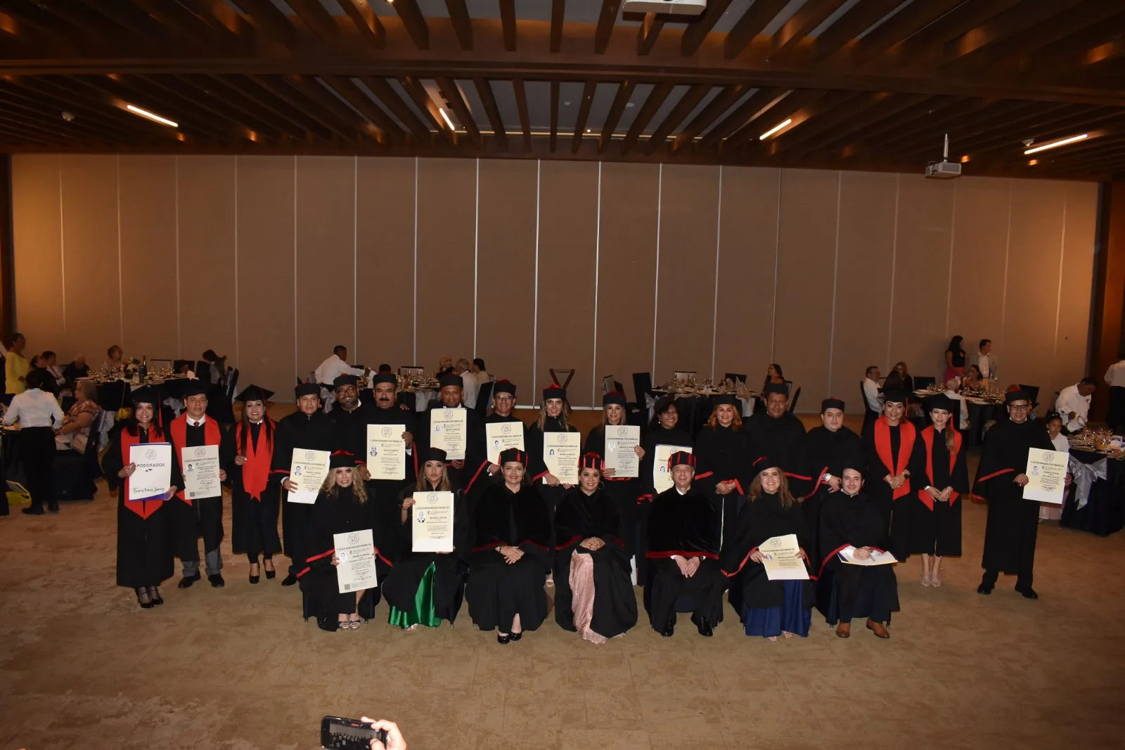 Una generación IUAF reunida con sus diplomas en un salón de ceremonia